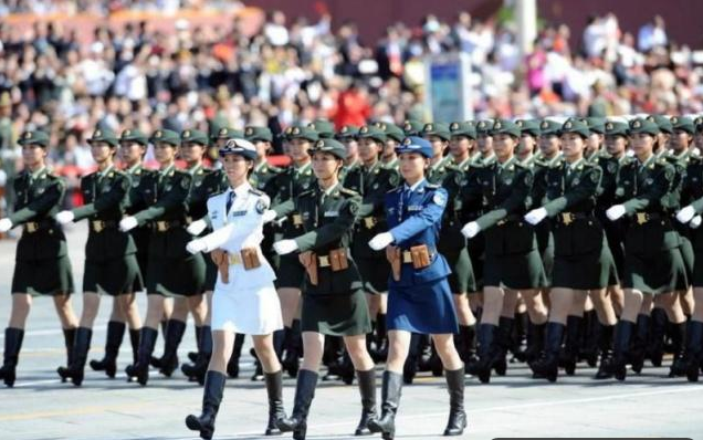 女兵与连衣裙，重塑军事与时尚的交融之美，女兵与连衣裙，军事时尚交融重塑美轮美奂风采