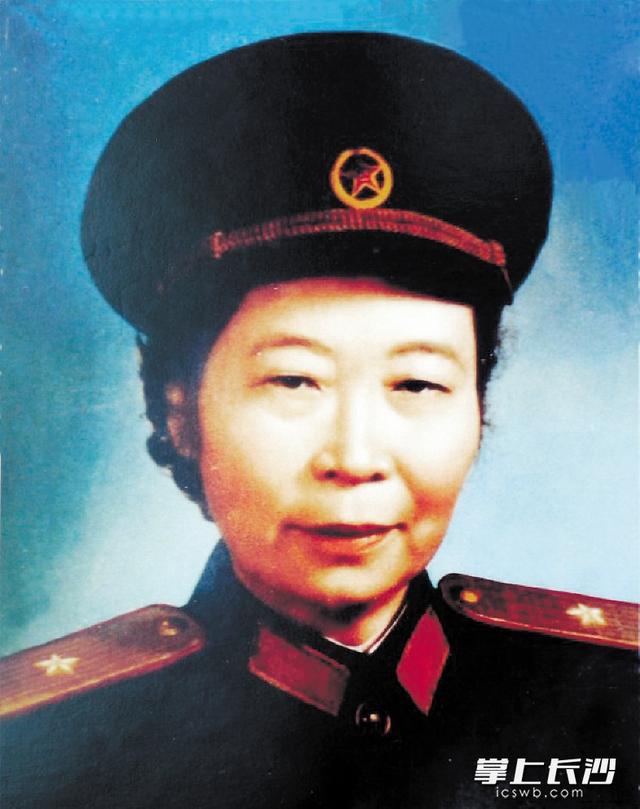 中国女将军图片，展现力量与荣耀的象征，中国女将军图片，力量与荣耀的典范