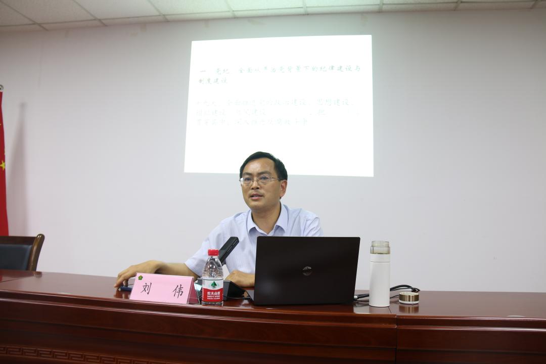 依法治国与从严治党，构建法治中国的双轮驱动，依法治国与从严治党，双轮驱动构建法治中国