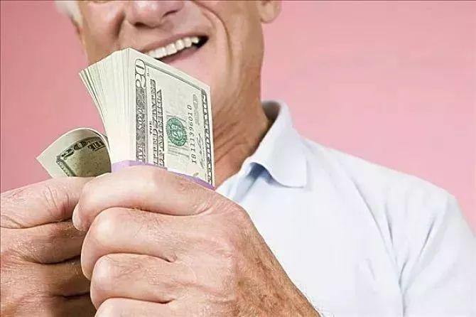 养老金上调最新消息，政策动态与社会影响分析，养老金上调最新动态，政策调整与社会反响分析