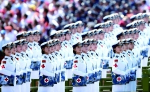 白求恩医疗方队的女兵们前往集结地点，英勇无畏的医护使命，白求恩医疗方队女兵奔赴集结地，无畏医护使命的英勇之旅
