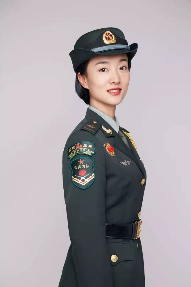 女兵穿军装的样子，坚韧与柔美的完美结合，女兵军装风采，坚韧与柔美的完美融合