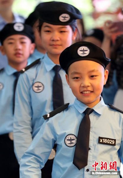 警察夏季作训服图片，功能与时尚的结合，警察夏季作训服，功能性与时尚融合的图片展示