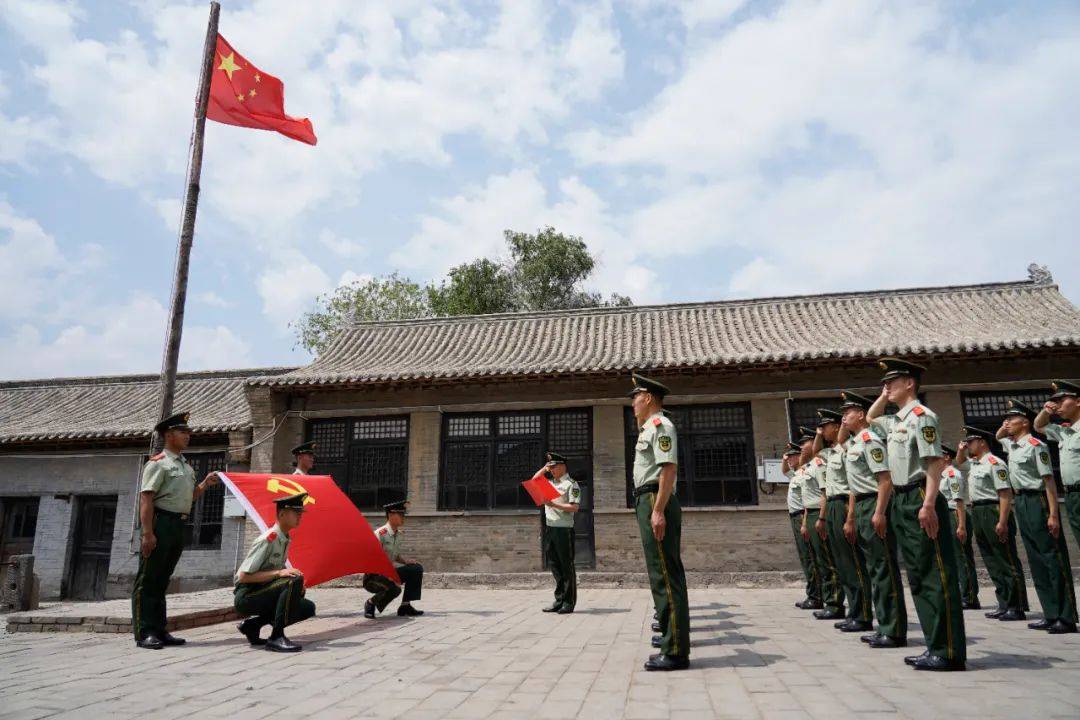 张雪峰谈武警特警学院，培养新时代反恐精英的摇篮，张雪峰视角下的武警特警学院，新时代反恐精英摇篮