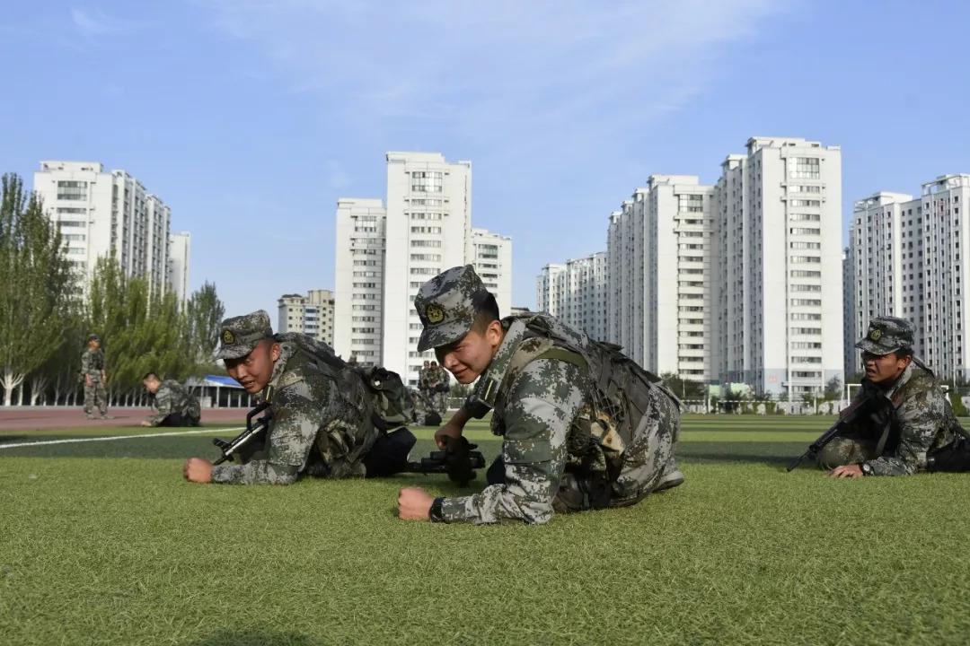 军校训练强度大吗？探究军校生活的艰辛与挑战，军校生活的艰辛与挑战，训练强度深度解析