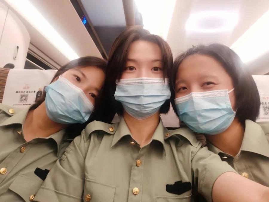 女兵正式集体照片，荣耀的瞬间与力量的展现，女兵集体荣耀瞬间，力量与风采的展现