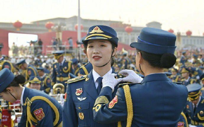 阅兵女兵方阵领队，展现女性力量与荣耀的领军人物，阅兵女兵方阵领队，女性力量与荣耀的璀璨领航者