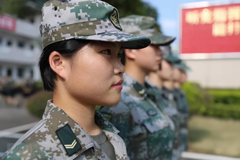 学校女兵的路好走吗？探讨女性士兵的机遇与挑战，学校女兵之路，机遇与挑战的探讨