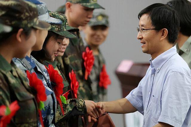大学生当兵训练内容，融合知识与实战技能的培养模式，大学生当兵训练内容与知识实战技能融合的培养模式