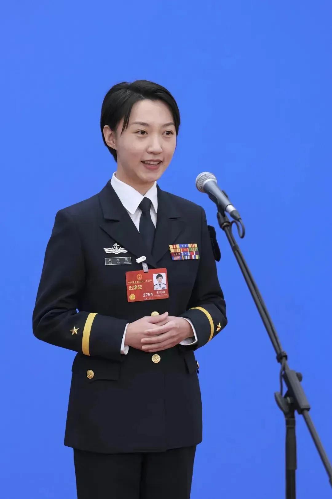辽宁舰女少校谈走红，实力与魅力的双重展现，辽宁舰女少校走红，实力与魅力的闪耀展现