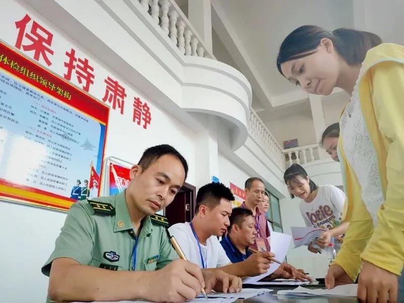 南昌舰女兵霸气回应外舰挑衅，展现中国海军力量的坚定信念与无畏勇气，南昌舰女兵霸气回应挑衅，彰显中国海军力量的坚定信念与无畏勇气