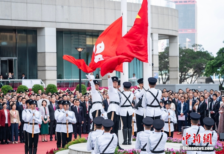 香港升旗仪式庆祝回归，历史与未来的交汇点，香港升旗仪式，历史与未来的交汇，庆祝回归的庄严时刻