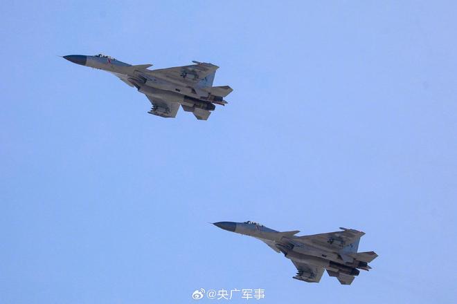歼-15战斗机，空中力量的璀璨明珠，歼-15战斗机，空中力量的耀眼明珠