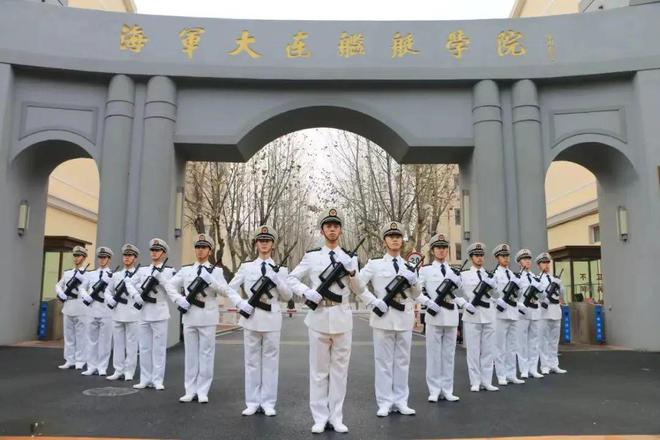 大连海军舰艇学院参观指南，一窥军事教育的殿堂，大连海军舰艇学院深度游，军事教育殿堂探秘