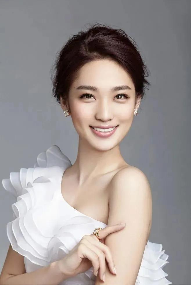 央视女主持人漂亮排名，美丽与智慧并存的风采展示，央视女主持人美貌与智慧并存的风采排名展示