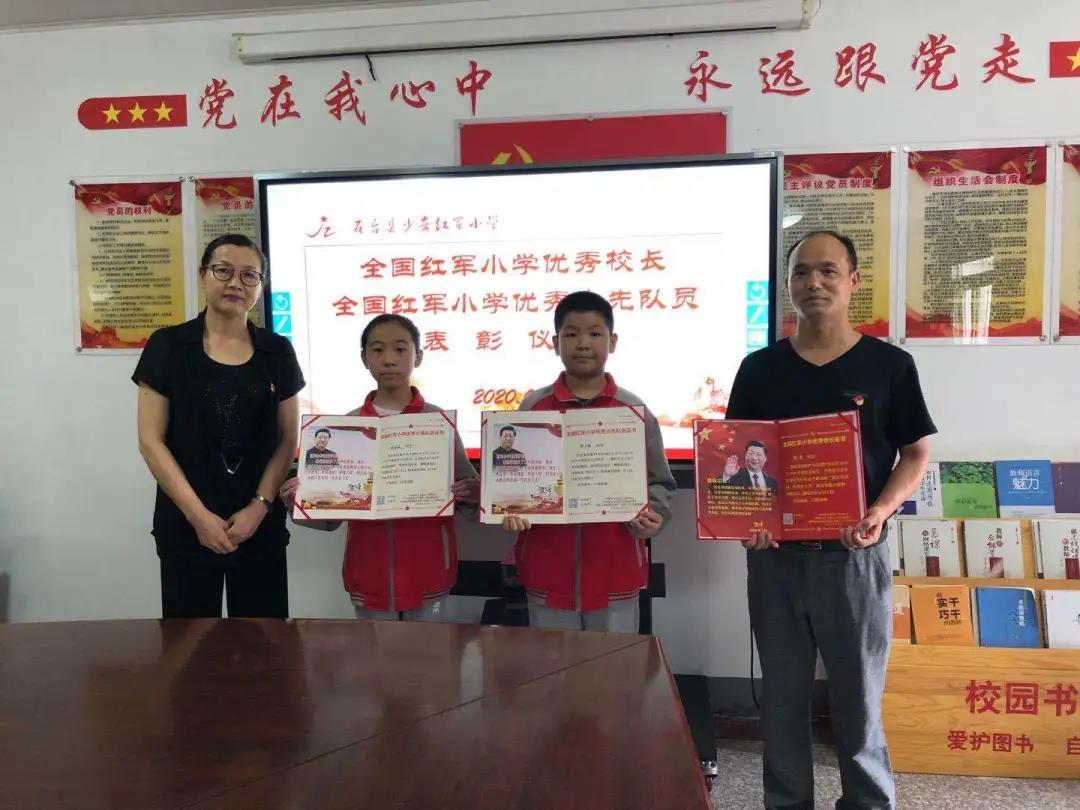 中国女兵的荣誉与梦想,中国女兵的荣誉与梦想,巾帼英雄展风采