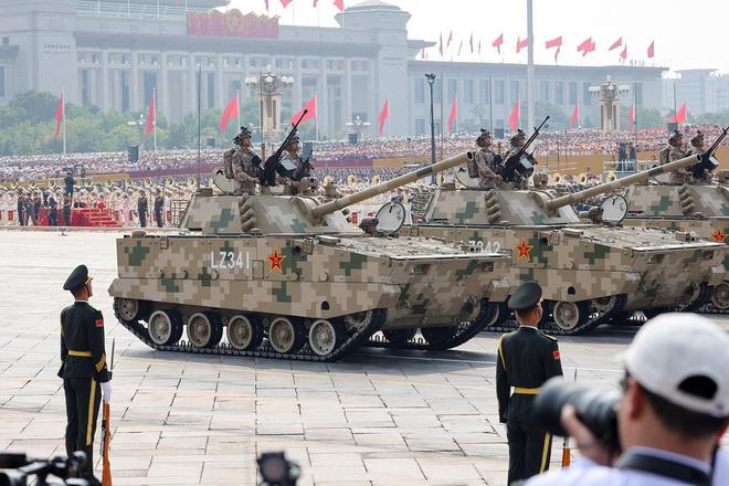 中国阅兵中的96式主战重坦，钢铁巨人的荣耀，钢铁巨人荣耀，中国阅兵中的96式主战重坦亮相