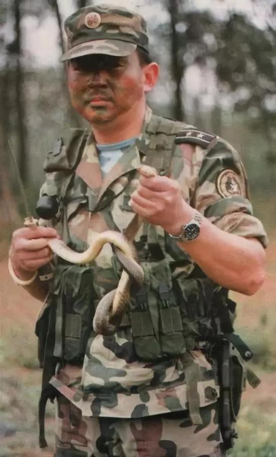 星空迷彩服的颜色组合,探索多种色彩的魅力,星空迷彩服色彩组合的魅力探索,多彩绚烂的时尚魅力展现