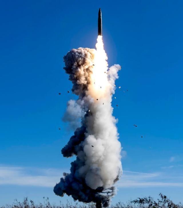 东风航母，中国海军的新里程碑，东风航母，中国海军迈入新时代的里程碑