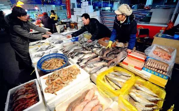 华南海鲜市场女老板照片背后的故事,华南海鲜市场女老板背后的故事揭秘