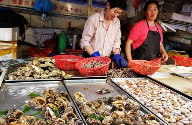 华南海鲜市场女老板照片背后的故事,华南海鲜市场女老板背后的故事揭秘