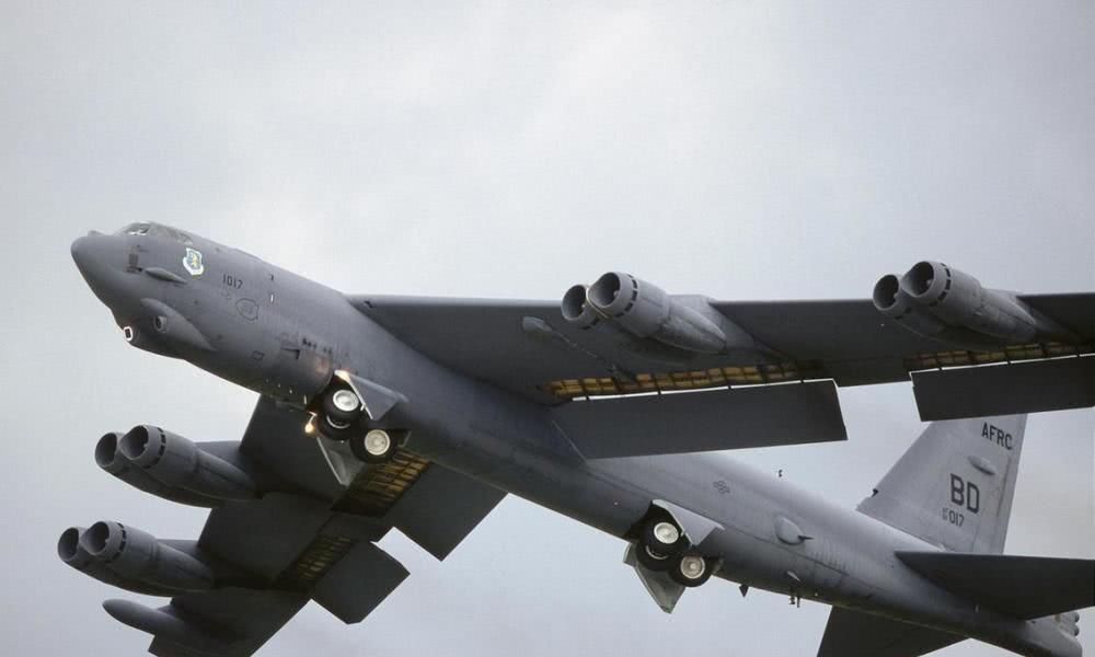 美帝B-52战略轰炸机,空中巨无霸的传奇故事,美帝B-52战略轰炸机,空中巨无霸的传奇之旅