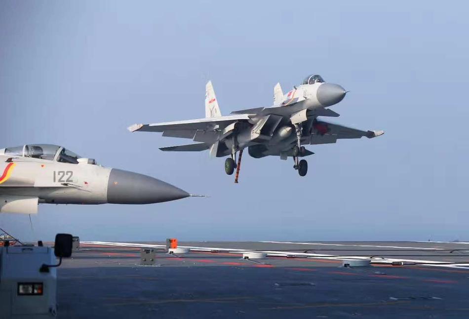 歼-15战斗机与英勇无畏的飞行员，中国空中力量的璀璨明珠，歼-15战斗机与无畏飞行员，中国空中力量的闪耀明珠
