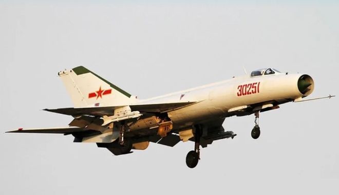 歼八战斗机，为何尚未退役的探讨，歼八战斗机的存续与退役探讨