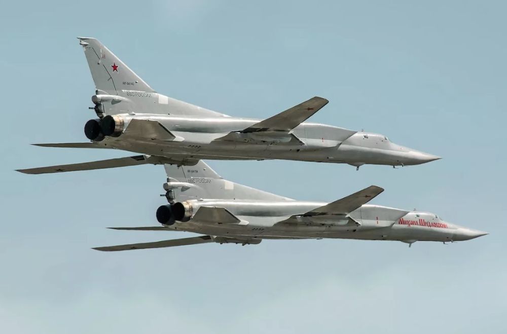 图22M逆火轰炸机与轰-6对比,冷战时代的空中霸主与现代空中力量的展现,冷战时代的空中霸主对比,图-22M逆火轰炸机与轰-6现代空中力量展示之较量