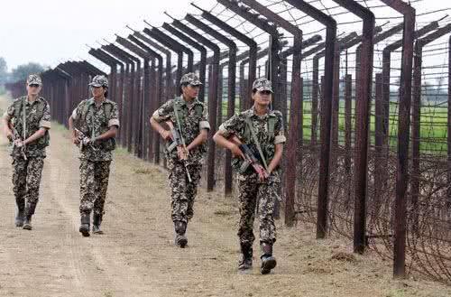 中国女兵霸气,无畏前行,展现巾帼风采,中国女兵,无畏前行,巾帼风采展雄姿