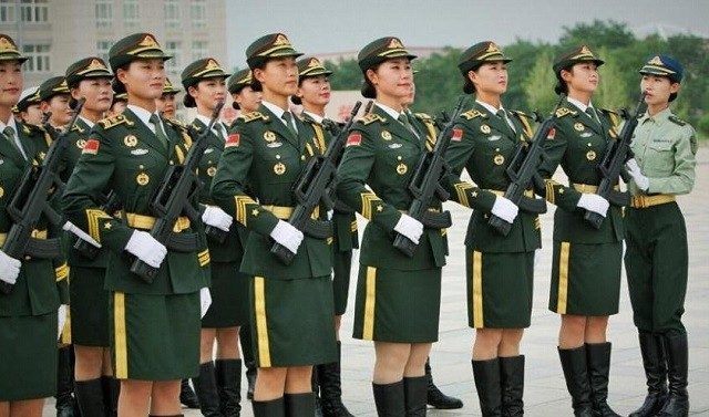 中国年轻漂亮女兵的风采，中国年轻女兵的风采，美丽与力量的完美结合