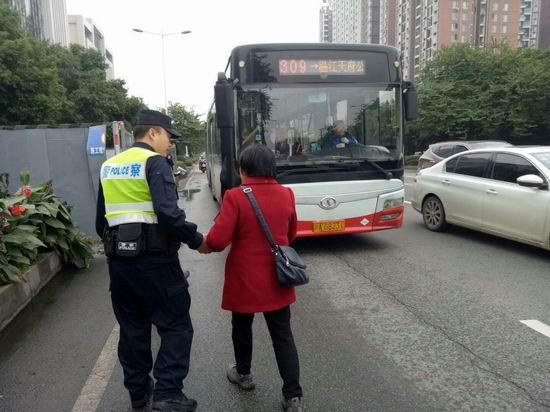 歼-10战斗机翱翔天际,天空巡逻的英勇使者,歼-10战斗机,英勇天空巡逻使者翱翔天际