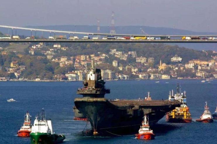 瓦良格号首次抵达我国港口——见证历史的一刻,瓦良格号抵达我国港口,历史见证的重要时刻