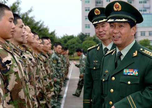 丁晓兵是谁？一位英勇无畏的战士，一位忠诚敬业的军人，更是一位充满担当和使命感的英雄人物。他用自己的实际行动诠释着军人的誓言和职责，成为了许多人心目中的楷模和榜样。，丁晓兵，军人楷模，英雄担当的使命战士