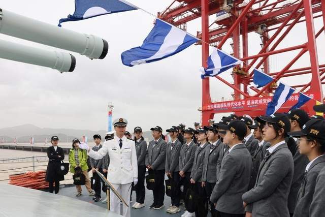 庆祝海军节,向英勇无畏的航海勇士们献上深深的祝福,庆祝海军节,向航海勇士们致以崇高敬意与深深祝福