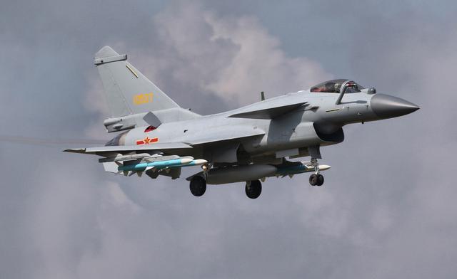 歼-10战斗机正式列装的辉煌时刻,歼-10战斗机正式列装的辉煌瞬间