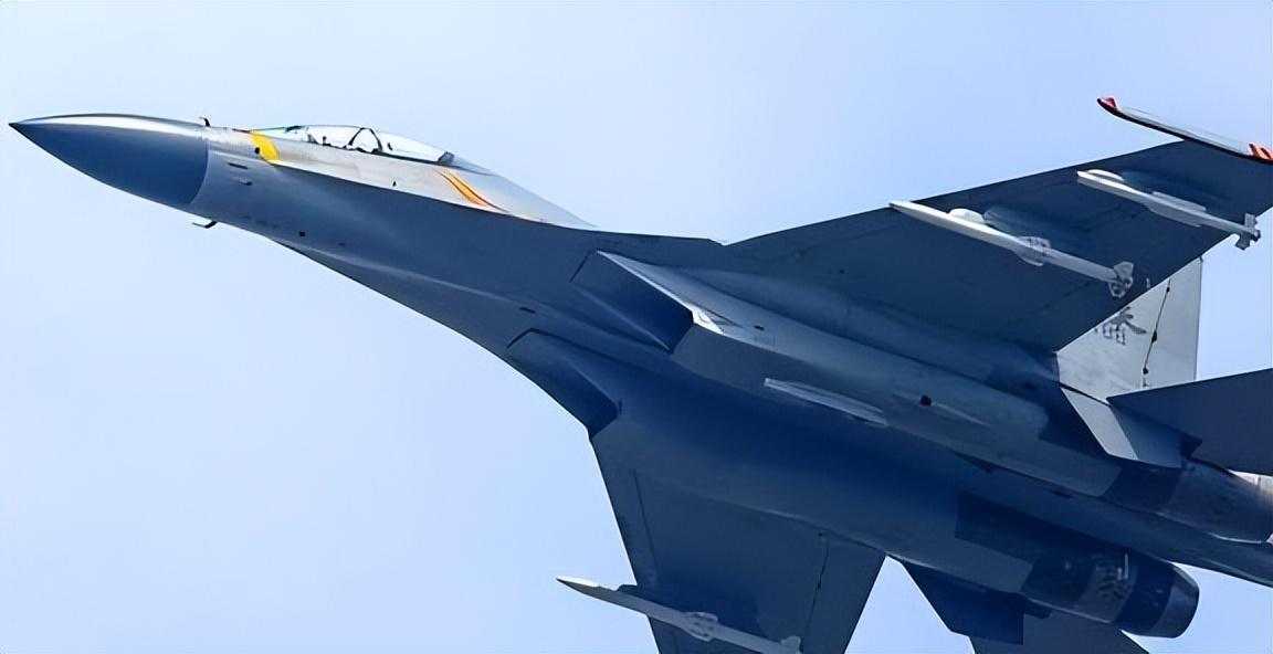 歼-16战机显威,拦截外机展现中国空军实力,歼-16战机展现威力,拦截外机彰显中国空军实力