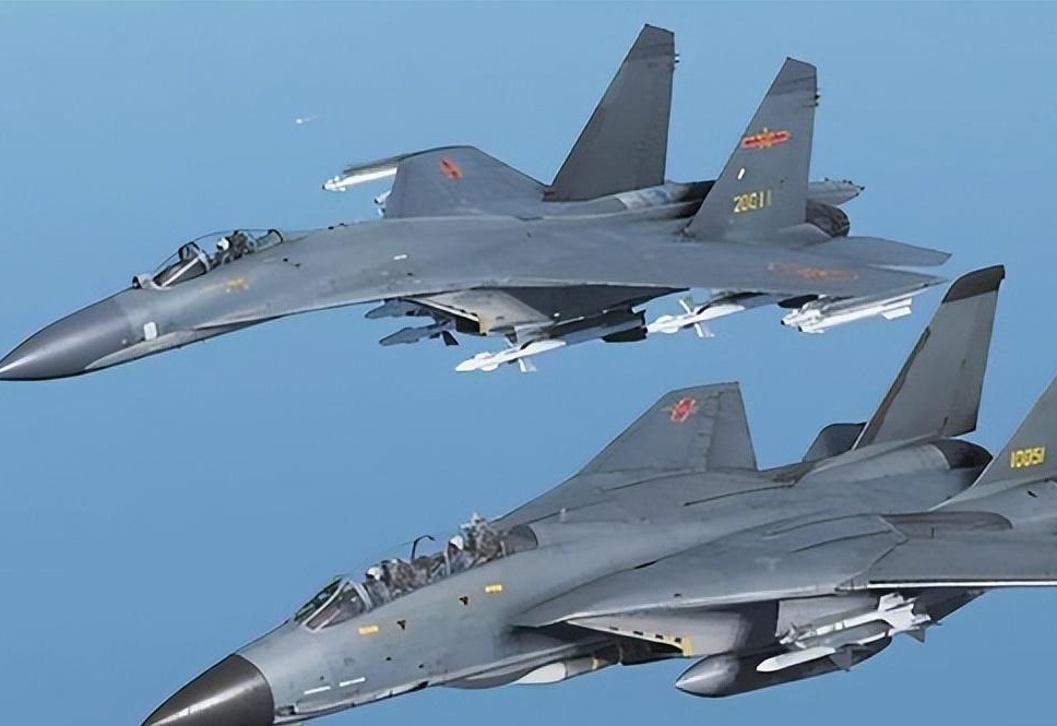 歼-16战机显威,拦截外机展现中国空军实力,歼-16战机展现威力,拦截外机彰显中国空军实力