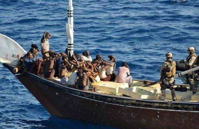 海盗围攻中国海军,历史与现实中的挑战与应对,海盗围攻中国海军,历史与现实的挑战及应对策略