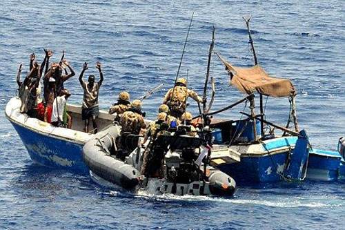 海盗围攻中国海军,历史与现实中的挑战与应对,海盗围攻中国海军,历史与现实的挑战及应对策略