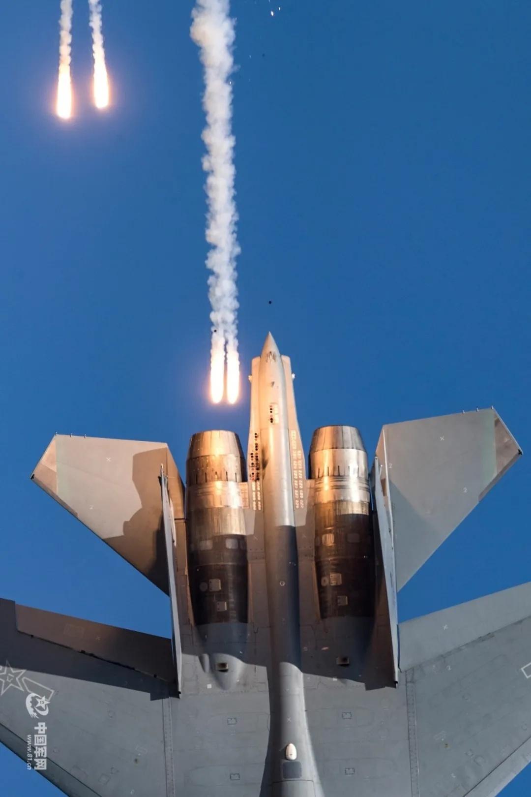 歼-16重要利器，空中力量的璀璨明珠，歼-16，空中力量的璀璨明珠