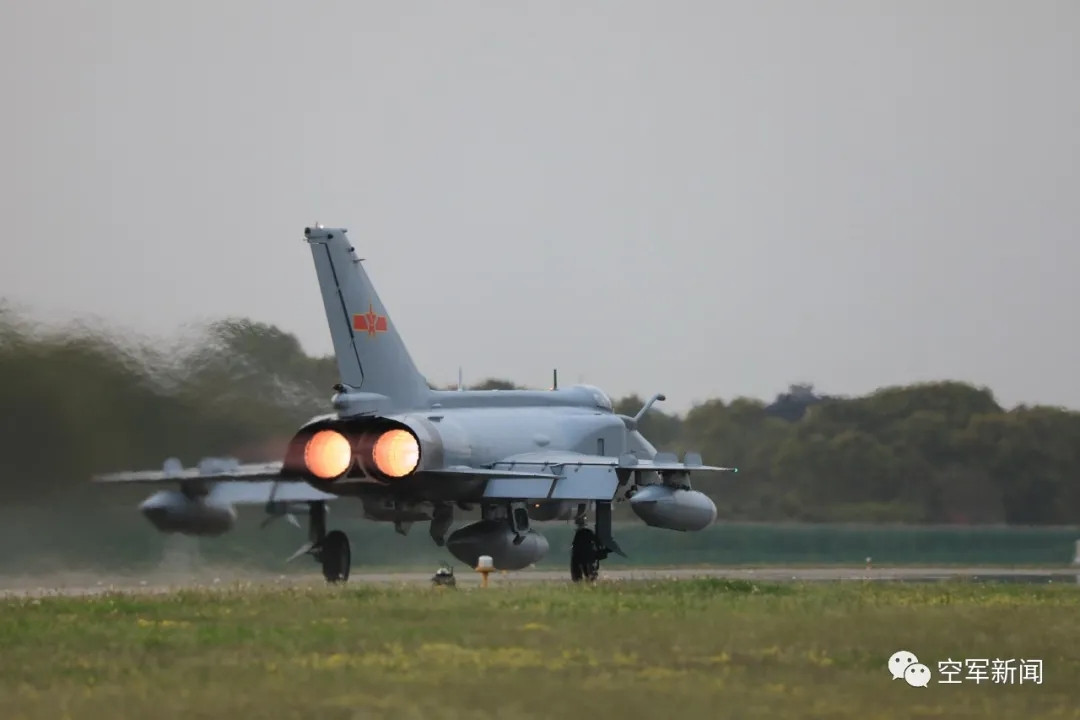 歼八司机的故事，歼八司机的传奇故事