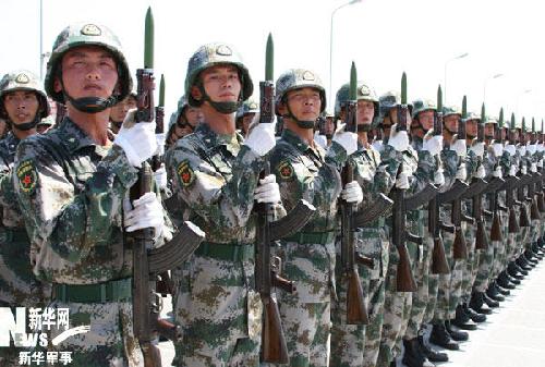 重温历史瞬间,99年阅兵中的方队劈枪视频,重温历史瞬间,99年阅兵方队劈枪震撼回顾