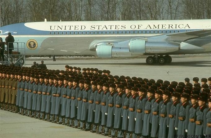 尼克松与三军仪仗队,一张图片的历史瞬间,尼克松与三军仪仗队,历史瞬间的见证图片