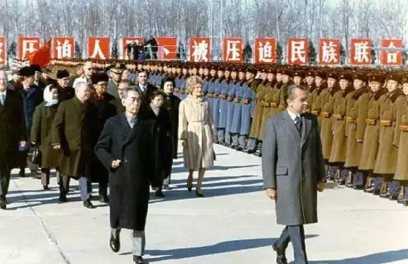 尼克松与三军仪仗队,一张图片的历史瞬间,尼克松与三军仪仗队,历史瞬间的见证图片