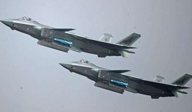 F22战机和歼-20哪个厉害？——一场空中霸主之争的探讨，F22与歼-20，空中霸主之争的深入剖析。
