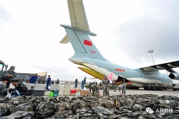 利比亚空军撤侨视频，见证紧急撤离的壮丽瞬间，利比亚空军撤侨壮丽瞬间，紧急撤离见证历史时刻