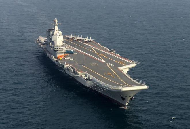 中国新航母山东舰，迈向深蓝，展现大国力量，山东舰亮相，中国大国力量迈向深蓝海域