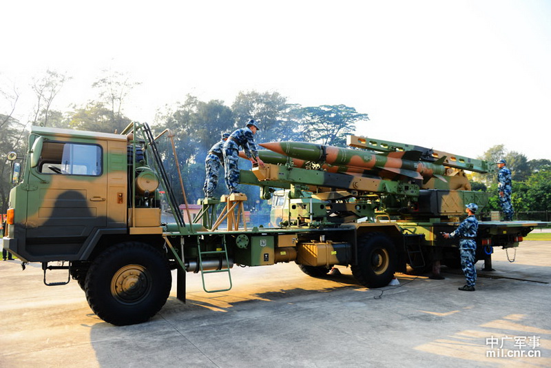 红旗-12地空导弹组装视频,揭示现代军事技术的精密工艺,红旗-12地空导弹组装过程揭秘,展现现代军事技术的精密工艺