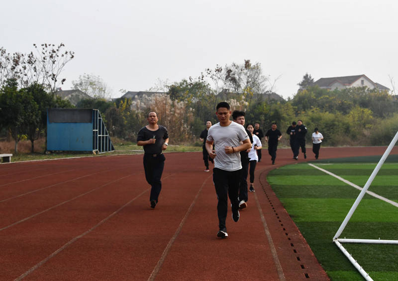 加强体能训练，提升队伍素质，加强体能训练，全面提升队伍素质能力